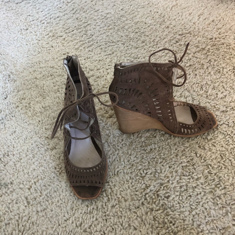 Light brown wedges